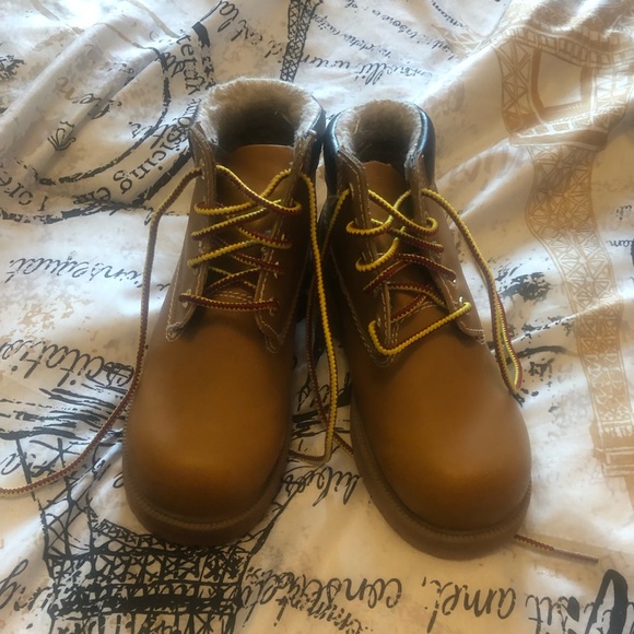 Boys waterproof winter boots still in good condition open to offers - Picture 6 of 6